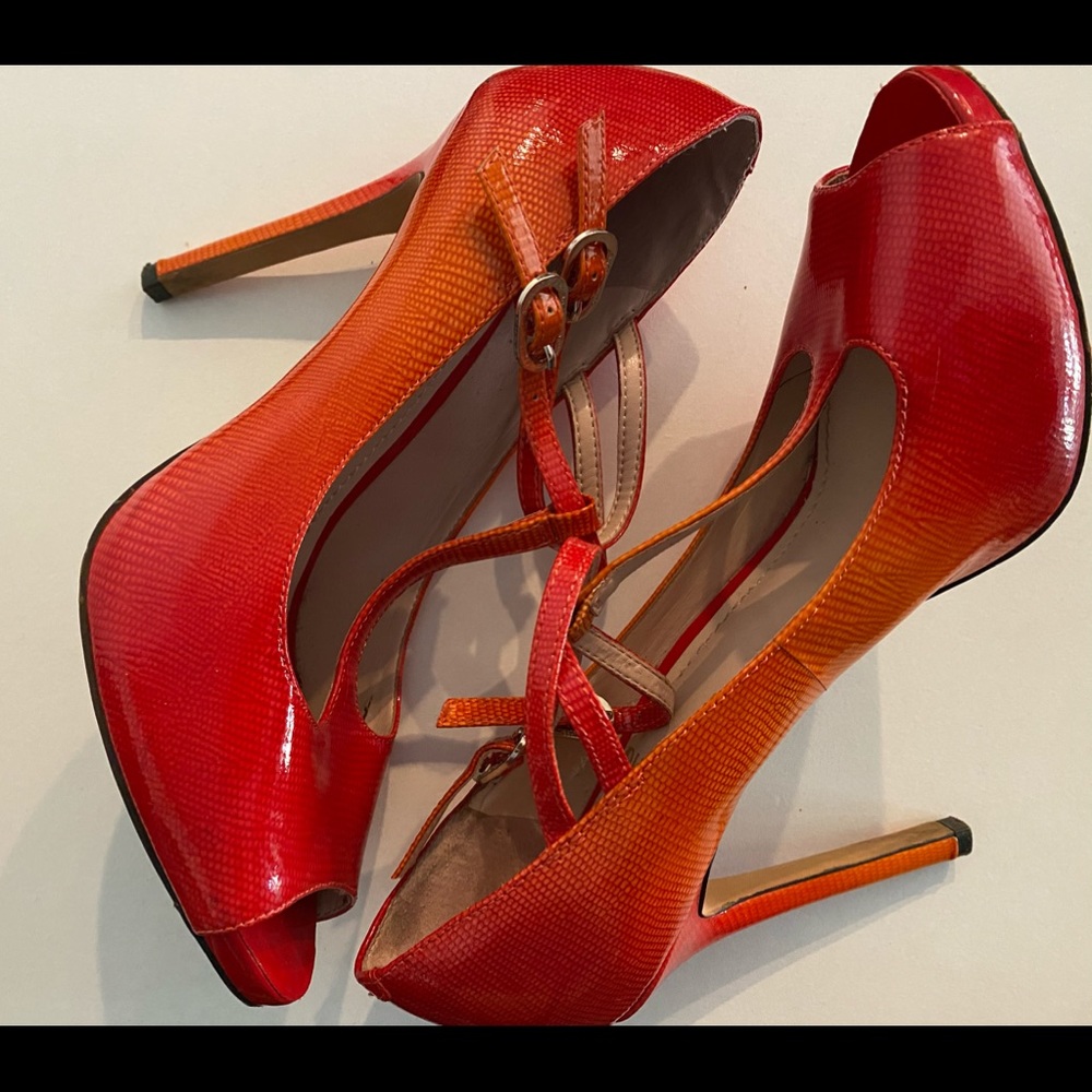 🖤VINCE CAMUTO Ombre Strappy Heels